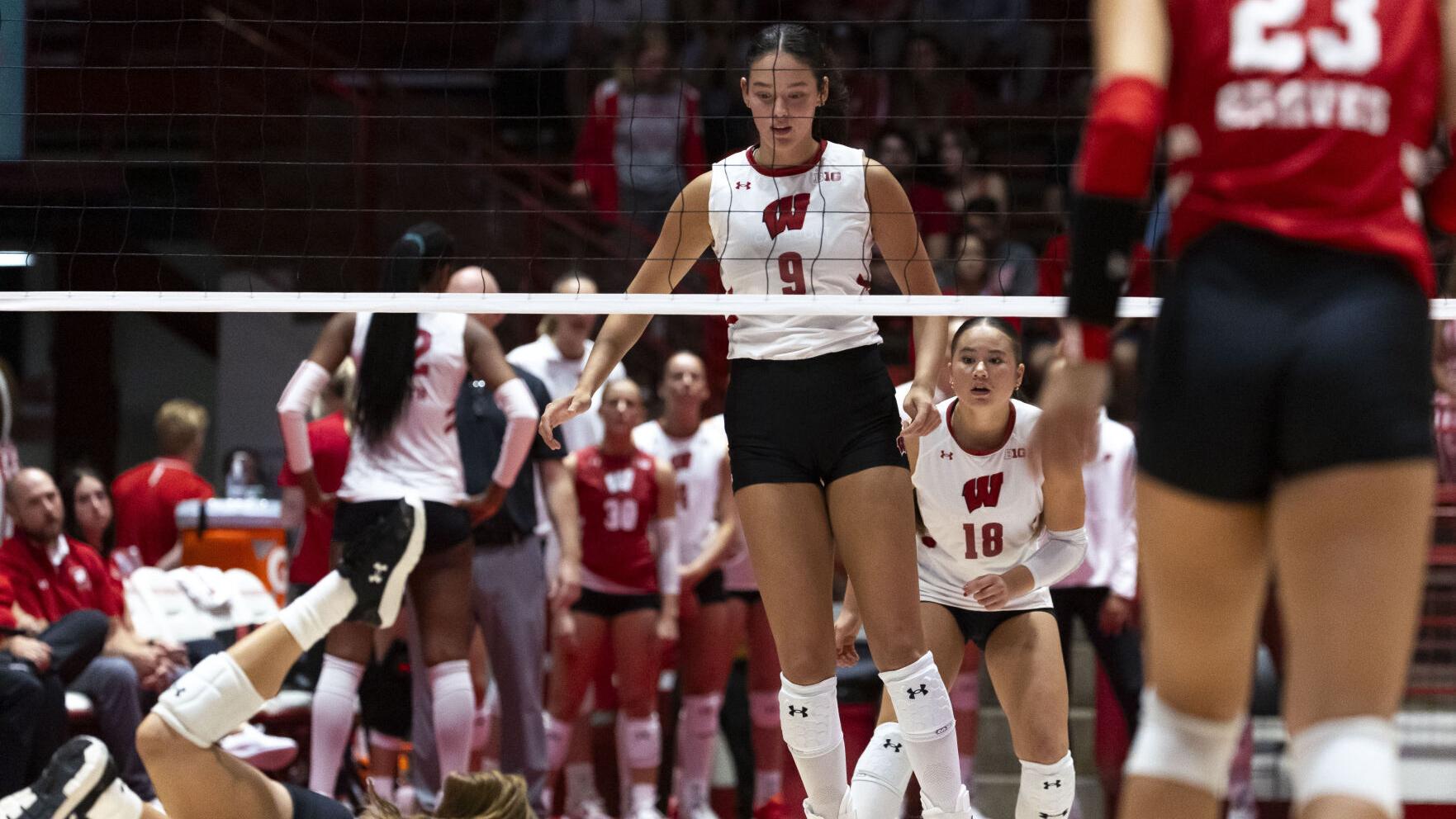 How Caroline Crawford balances big sis vibe with less playing time for Wisconsin volleyball